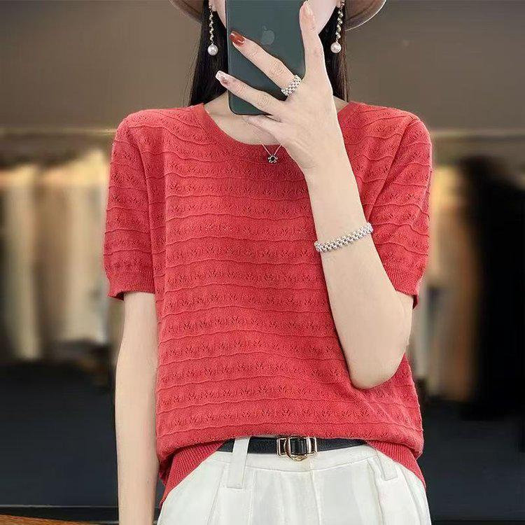 

Chic Hollow-Out Design Round Neck Short Sleeve T-Shirt for Middle-Aged & Elderly Women One Size червоний