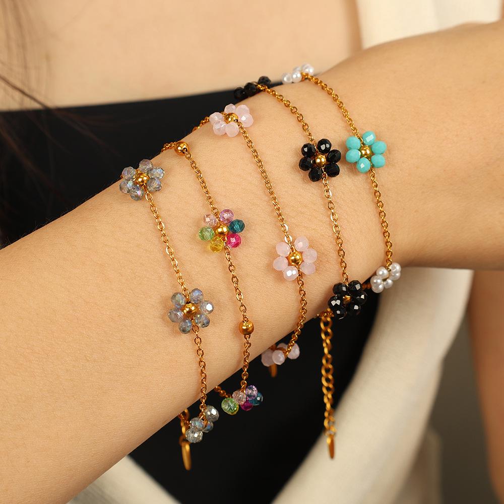 European & American Fresh Flower Stainless Steel Bracelet with Women's Niche Design and Titanium Steel Necklace Set.