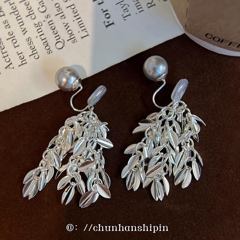 

Grey pearl ear clips, silver leaves, fringed mosquito coil disc earrings, light luxury, high-end sense, super fairy white temperament earrings