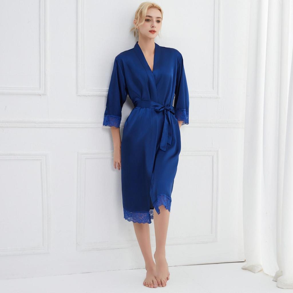 Elegantes Sommer-Bademantel mit Spitzenbesatz