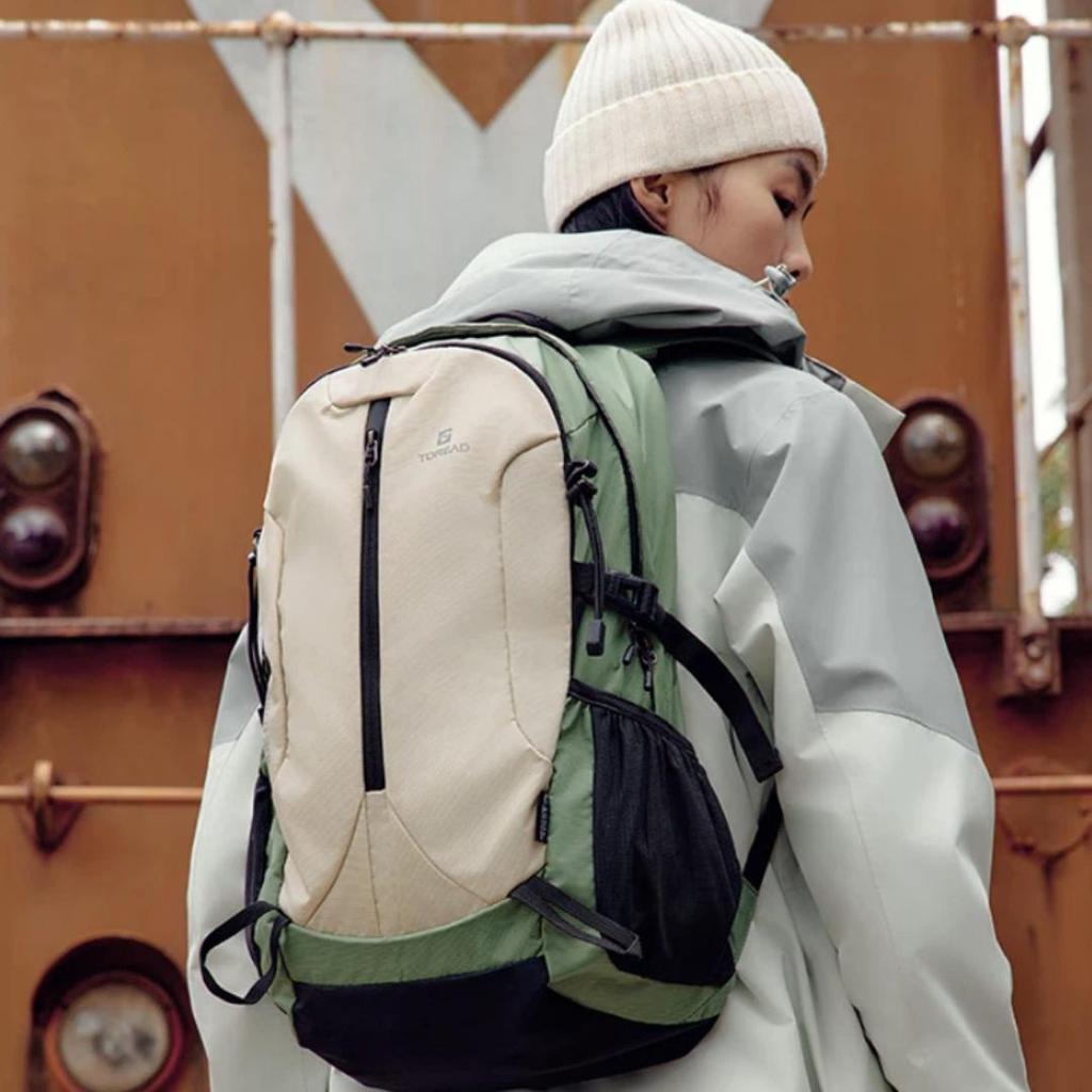 TOREAD Hiking Backpack, Outdoor Trekking and Travel Rucksack, 30L, Lightweight, Daily Commute, Light Khaki, 32*18*50cm