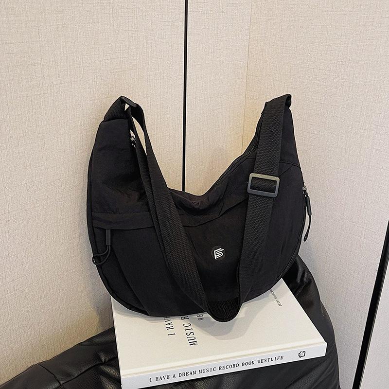 

New ultra-light waterproof Oxford cloth bag women s casual shoulder messenger bag nylon lightweight practical casual bag large capacity чорний