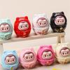 Un Dessin Animé Chat Mignon Porte-Bonheur Dharma Labubu Ornements de Voiture Mini Poupée Décor de Bureau Maison Poupée Jouet Accessoire DIY Cadeau pour Enfants