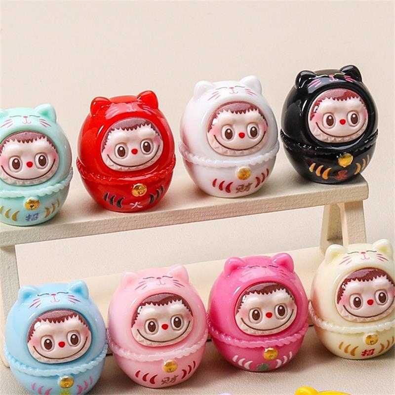 Un Dessin Animé Chat Mignon Porte-Bonheur Dharma Labubu Ornements de Voiture Mini Poupée Décor de Bureau Maison Poupée Jouet Accessoire DIY Cadeau pour Enfants