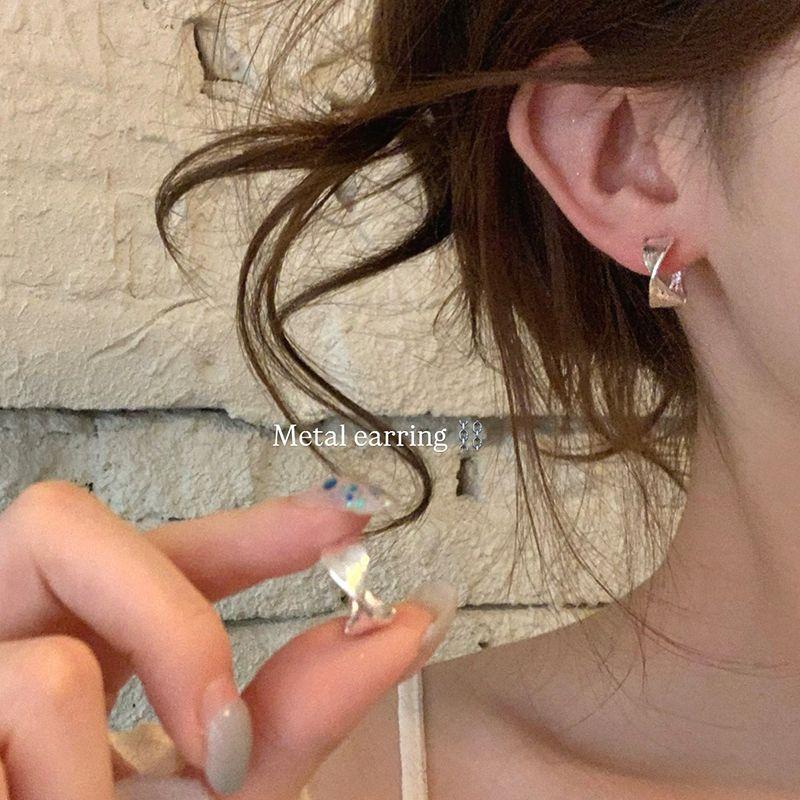 

French Style Silver Brushed Twisted Winding Earrings for Women Earclip Earrings Accessible Luxury Fancy Elegant Elegant Stud Earring Earrings A pair of twisted ear buckles