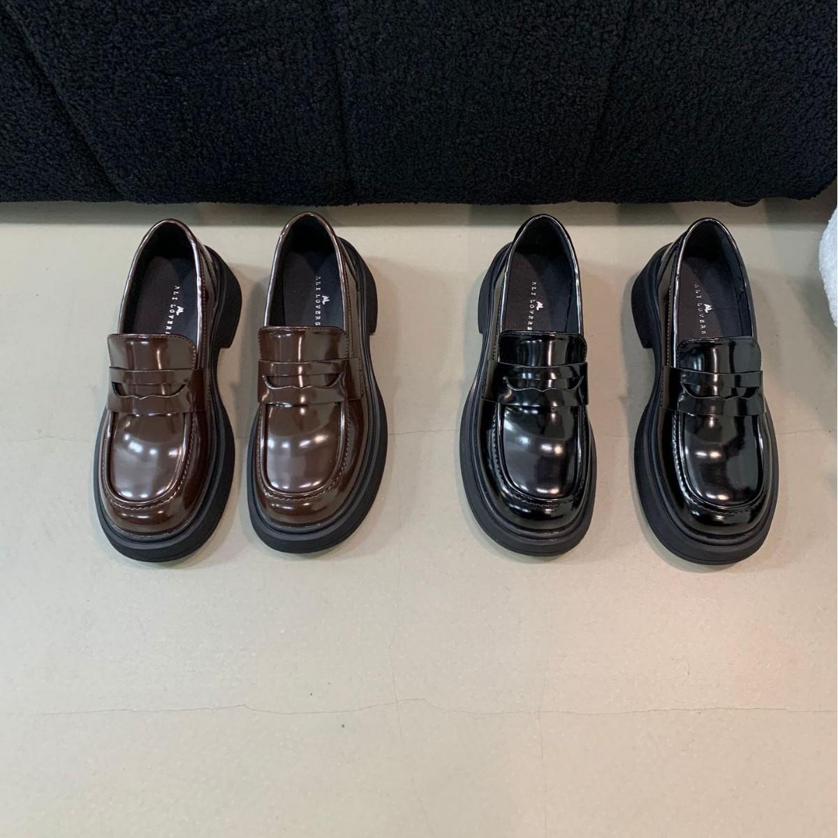 

2025 высококачественная платформа маленькие кожаные туфли женские британский стиль корейская версия темперамент лоферы на одной педали круглый носок лакированная кожа толстый каблук 39 темно-коричневого