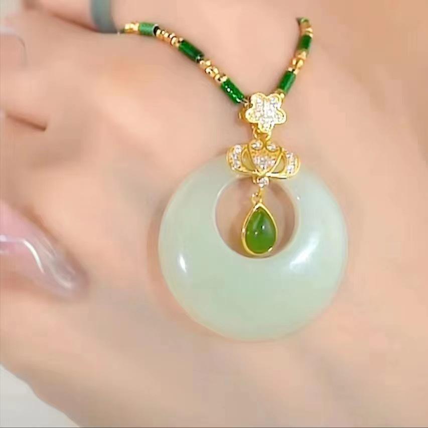 Douyin Bestseller: Heart-Shaped Luxury Necklace with Imitation Hetian Jade and Smooth Princess Clasp Pendant.