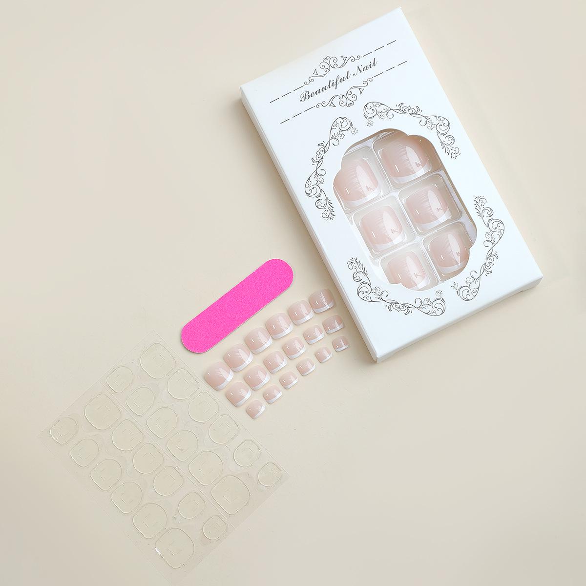 

Трендовые нюдовые накладные ногти на ногах во французском стиле