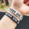Modisches motivierendes Silikon-Armband 'Never Give Up' mit farbigem Schriftzug, inspirierendes Armband, elastisches Sport-Gummiarmband, Geschenke