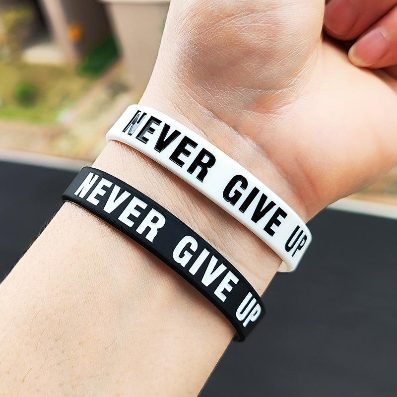Modisches motivierendes Silikon-Armband 'Never Give Up' mit farbigem Schriftzug, inspirierendes Armband, elastisches Sport-Gummiarmband, Geschenke