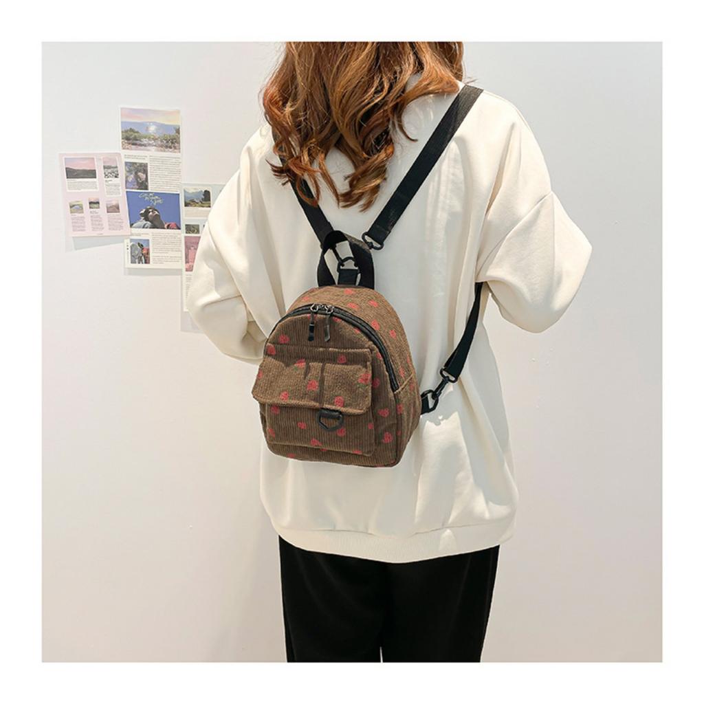 Ein einzigartiger Erdbeer-Mini-Rucksack aus leichter Polyesterfaser. Ausgestattet mit verstellbaren Schultergurten, Reißverschluss und Handwäsche-Funktion