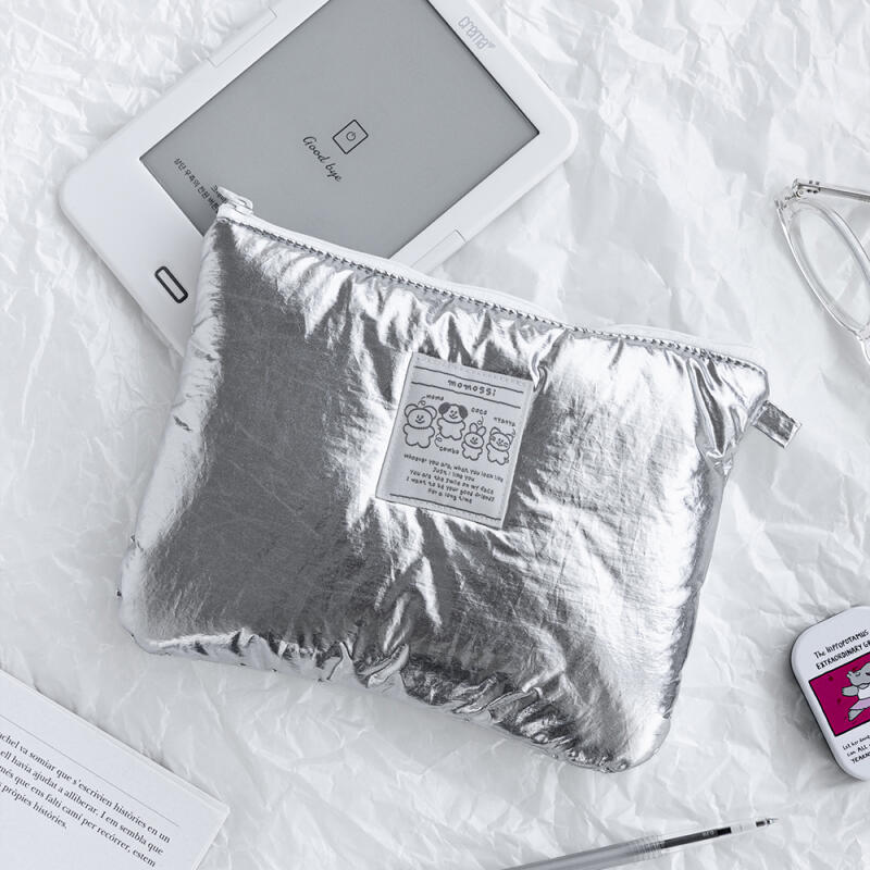 Серебристая плоская косметичка Momo s Marshmallow Silver