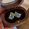 Orecchini Francesi Retrò Fiore di Pino Blu a Forma di C Stile Reggia di Lusso Traforati con Zirconi per Donna.