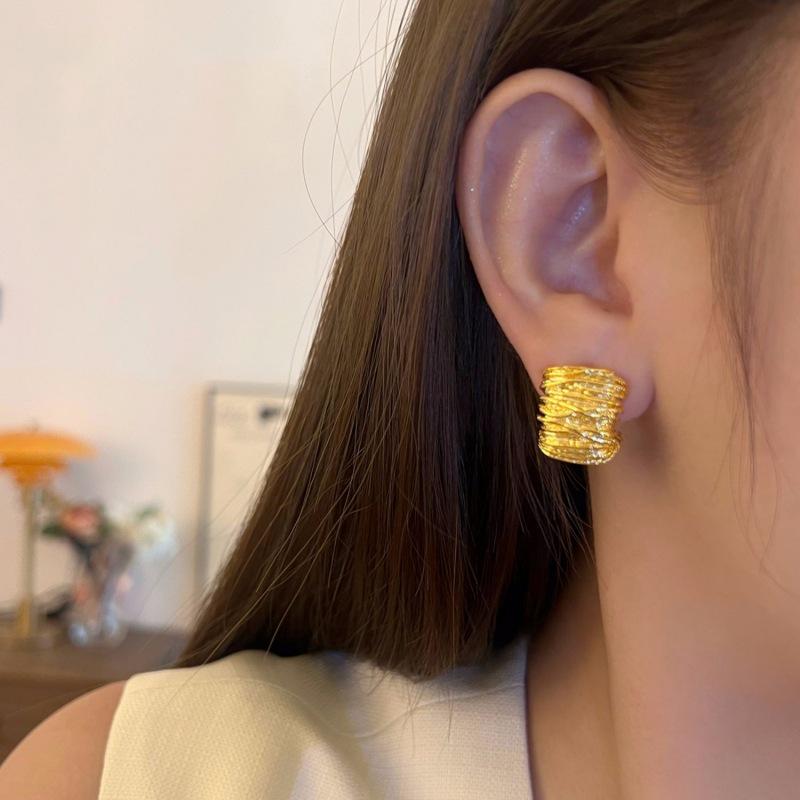 Retro Metal Arched Stud Earrings: Simple, Cool, Versatile Design with a Stylish Pleated Touch.