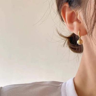 S925 Sterling Silver Pläterad 14K Guld Minoritetsdesign Örhängen Dam Hög Känsla Eleganta Örhängen Franska Retro Guldiga Kula Öronklämma