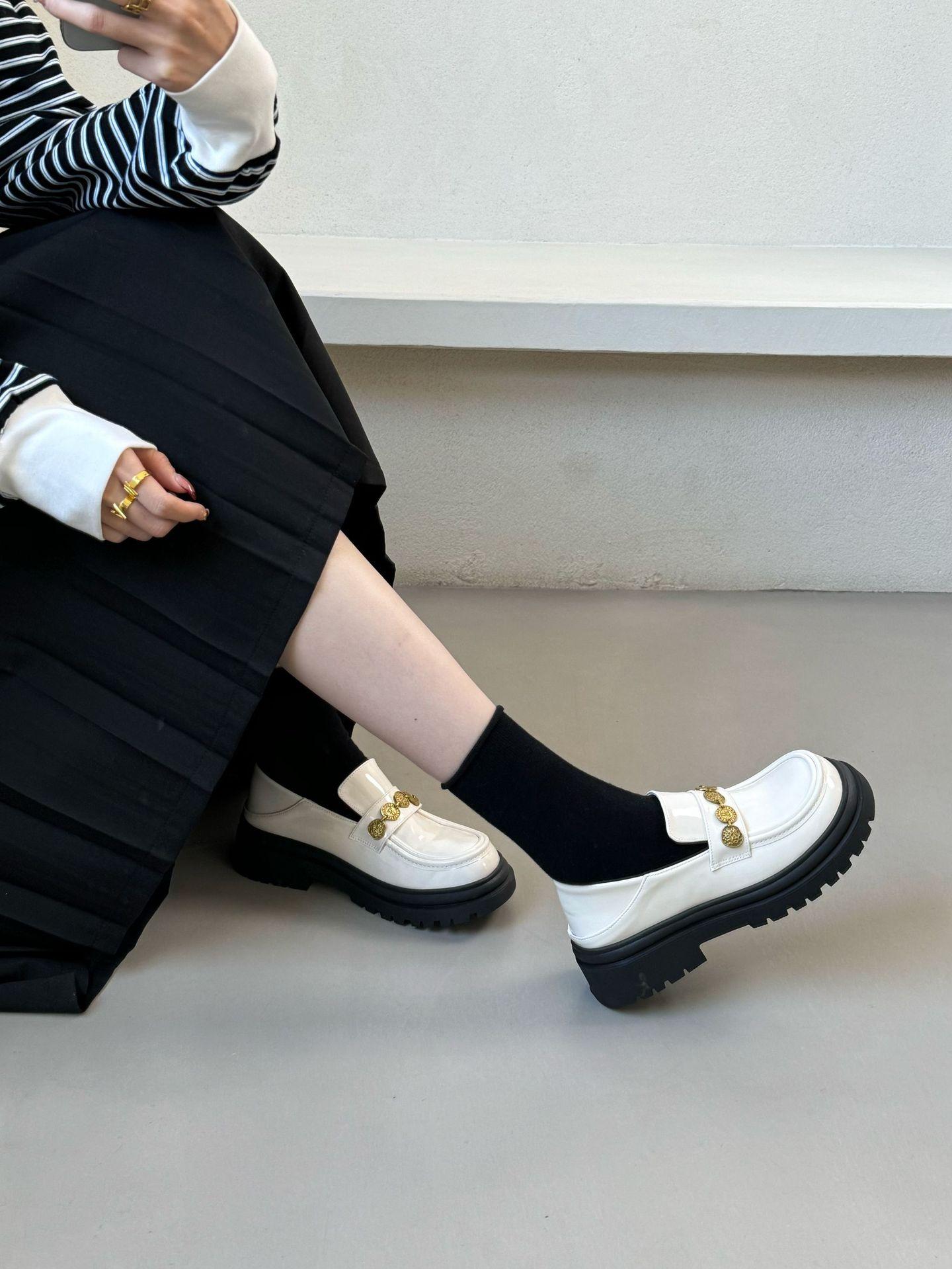 

Весенние новые лоферы женские с маленькими золотыми монетками в ретро британском стиле, маленькие кожаные туфли женские универсальные женские туфли 40