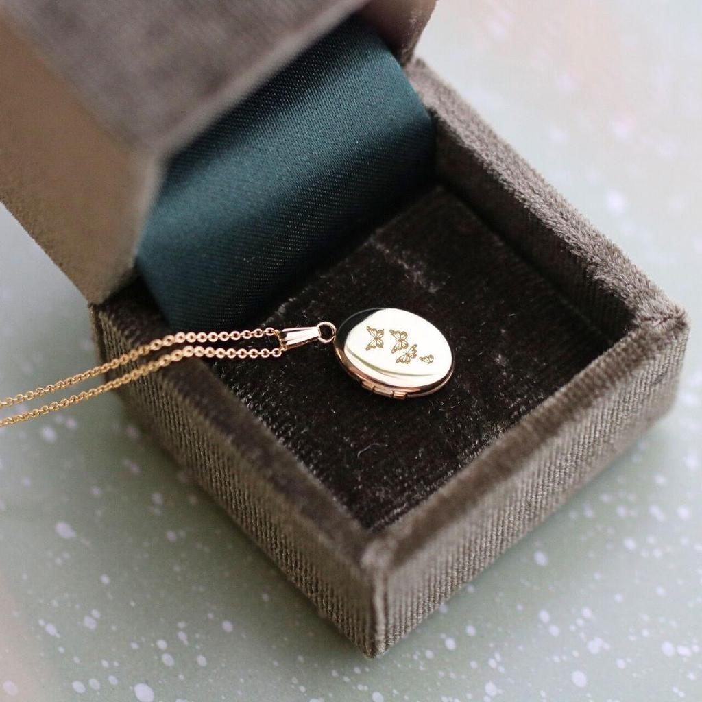 Butterfly Shell Necklace with Photo Album Frame - Gold Retro Design