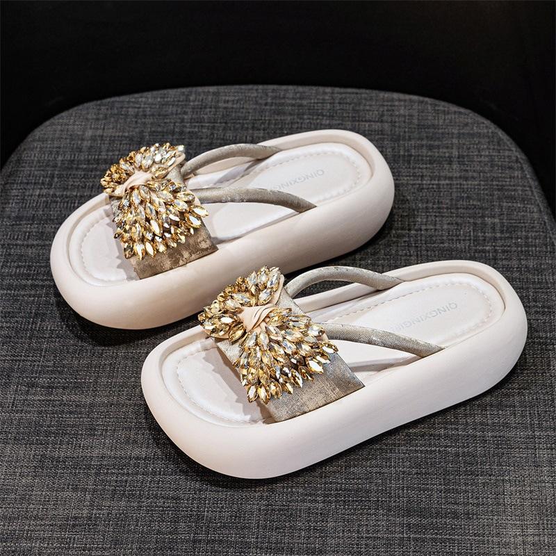 

Взрывная толстая подошва верхняя одежда дышащие прохладные тапочки женские 2025 новые повседневные увеличивающие рост бант высококлассные сандалии со стразами 40