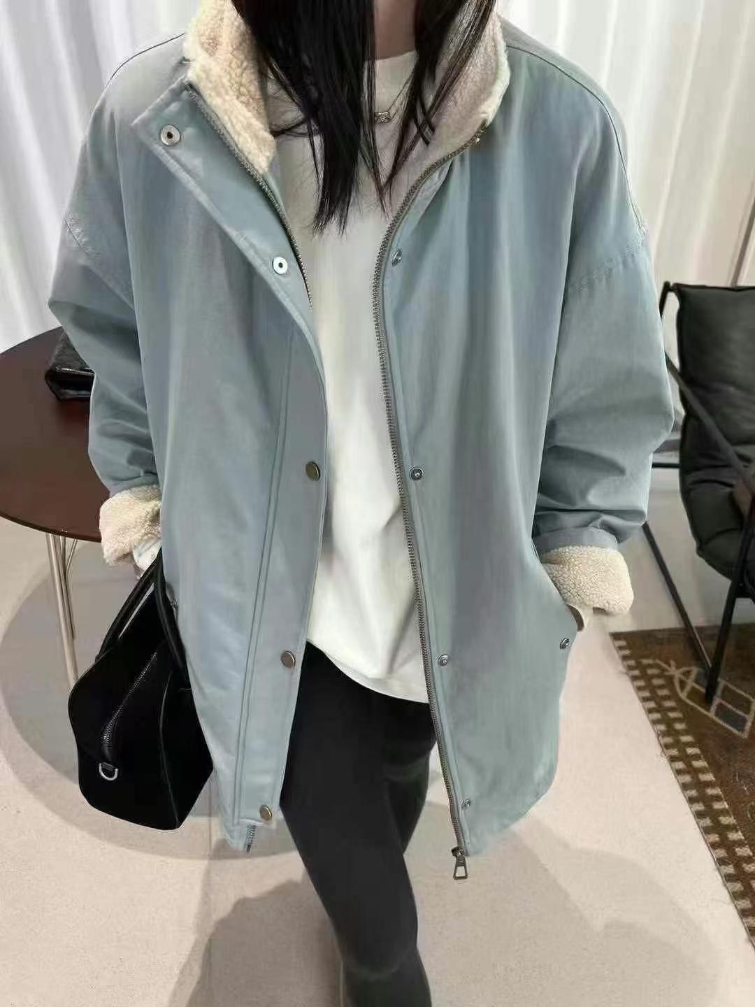 

Воротник-стойка пирог преодолевает тренч утолщенное пальто 2025 зима новая拼接 ягненок шерсть средней длины хлопковый топ M синий