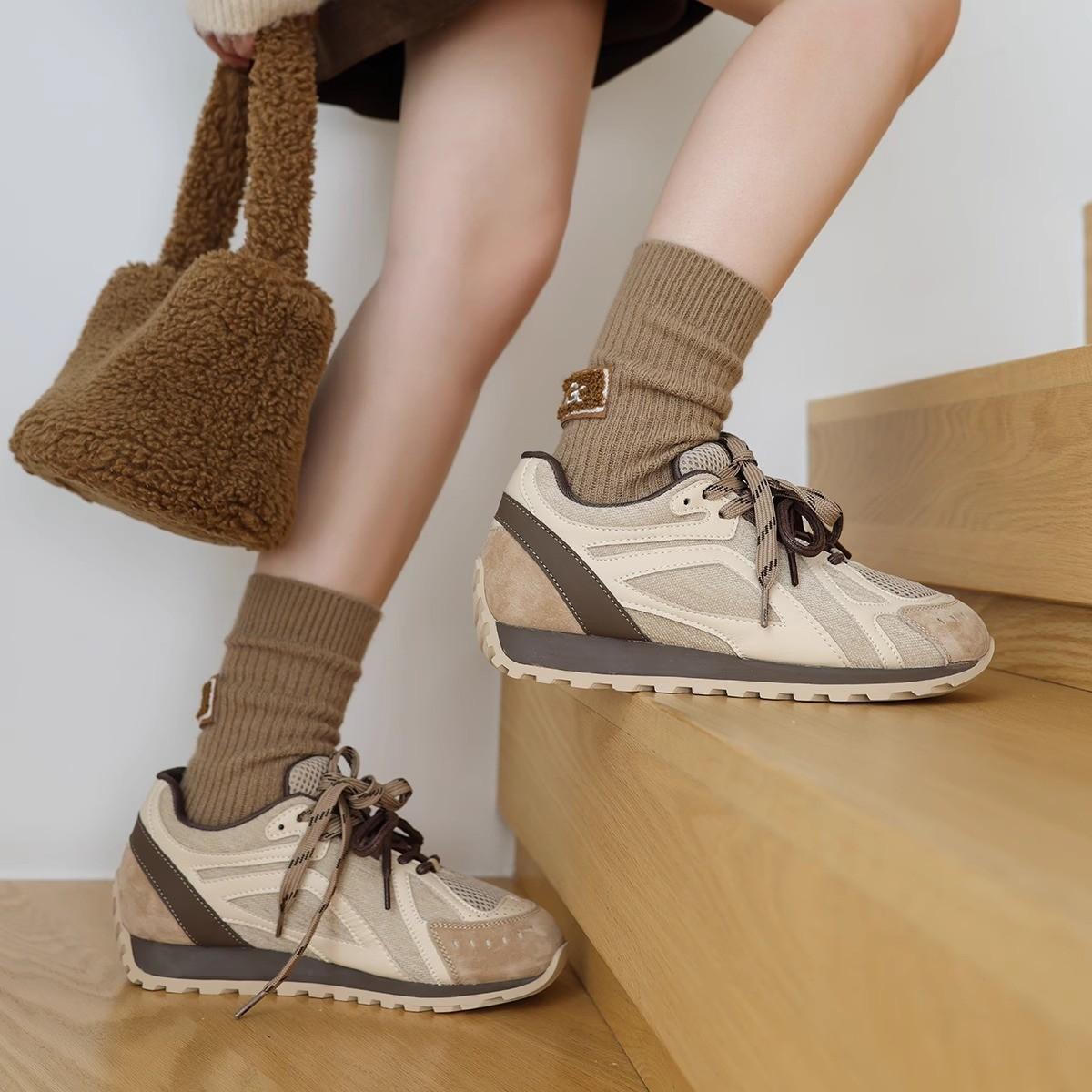 

[Galoa] Маленькие белые туфли с толстой подошвой, увеличивающие рост, из натуральной кожи, для женщин, новинка 2025 года, повседневная спортивная обувь для моральных тренировок Forrest Gump 35 хаки