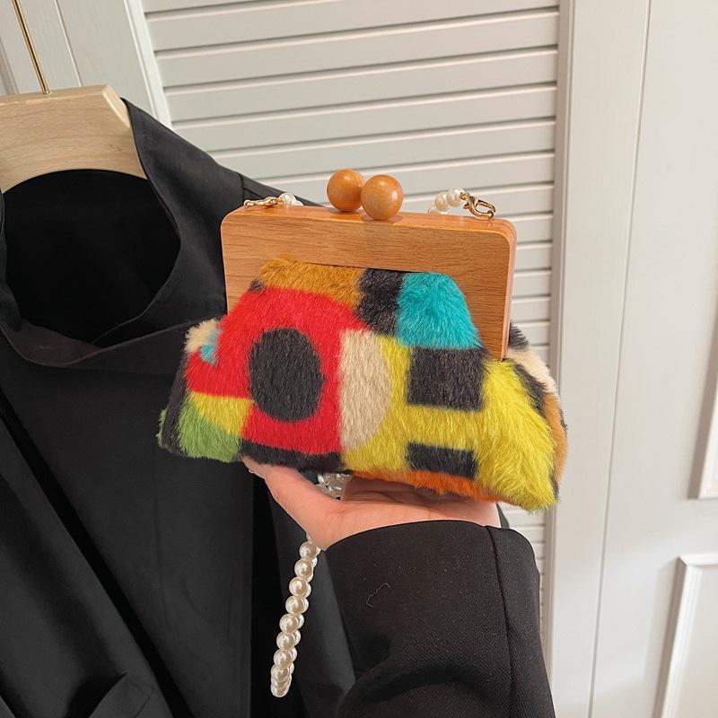 

Autumn and winter plush bag women s 2025 new Korean version of fashion contrasting color shoulder small fragrant pearl chain crossbody shell bag