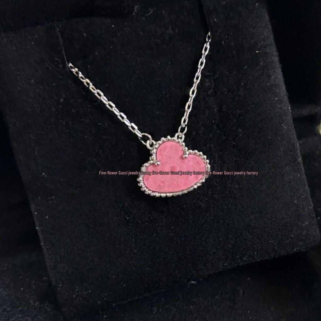 Náhrdelník Van Cleef se čtyřlístkem: Zlatý přívěsek pro ženy s pětilistým designem, bílou perletí, červeným achátem a diamantem.