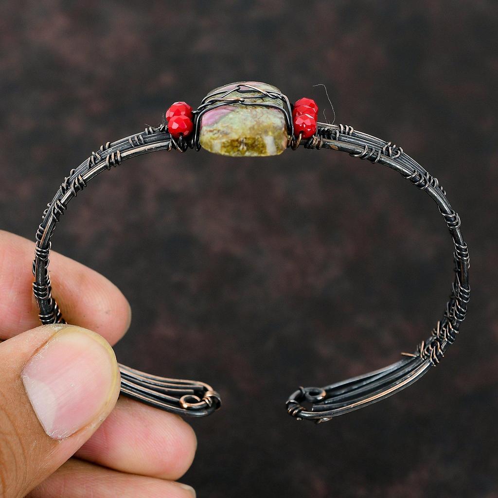 Rubin-Fuchsit Kupfer Armreif Rote Korallenperlen Armband Kupferdraht gewickelter Schmuck Verstellbare Manschette Handgefertigter Edelstein-Armreif Kupferdraht-Manschette
