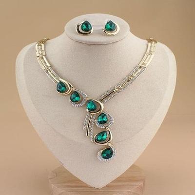 Von Prominenten inspiriertes, neustes, stilvolles, ausgefallenes Schmuckset mit vergoldeten Kristallohrringen und Halskette für Frauen