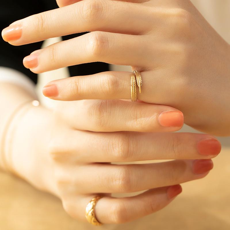 Elegant Retro Feather Ring: Gold-Plated s925 Sterling Silver for Women