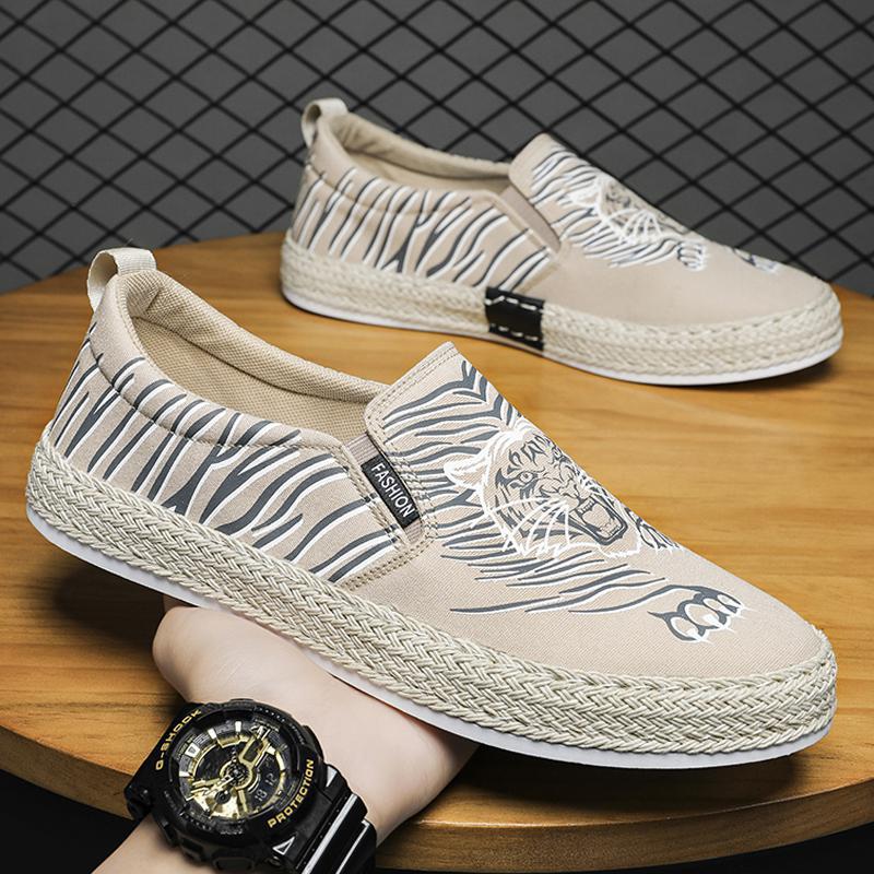 Fashion Low Top Canvas Shoe for Men Fashionable Student Board Slip-on Loafers Men Casual Flat Shoe Sapatos Masculinos Tenis Para Hombre
