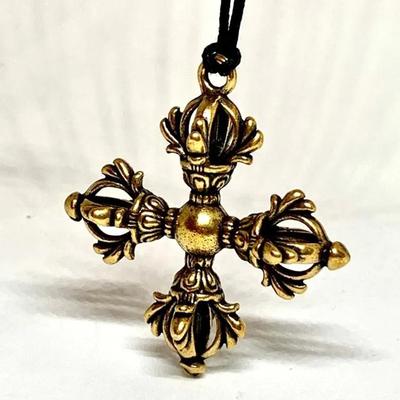 Porte-clés en laiton vieilli avec pilon et mortier Vajra et pendentif doré