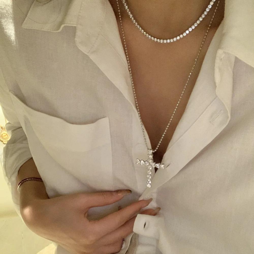 Luxury Heart Shaped Necklace for Women with Diamond Cross Pendant Elegant and Shiny Fashion Jewelry