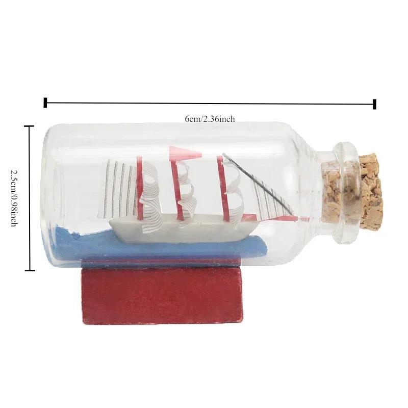 Segelboot in einer kleinen Flasche, perfekt für Gärten und als Heimdekoration, auf Ihrem Schreibtisch