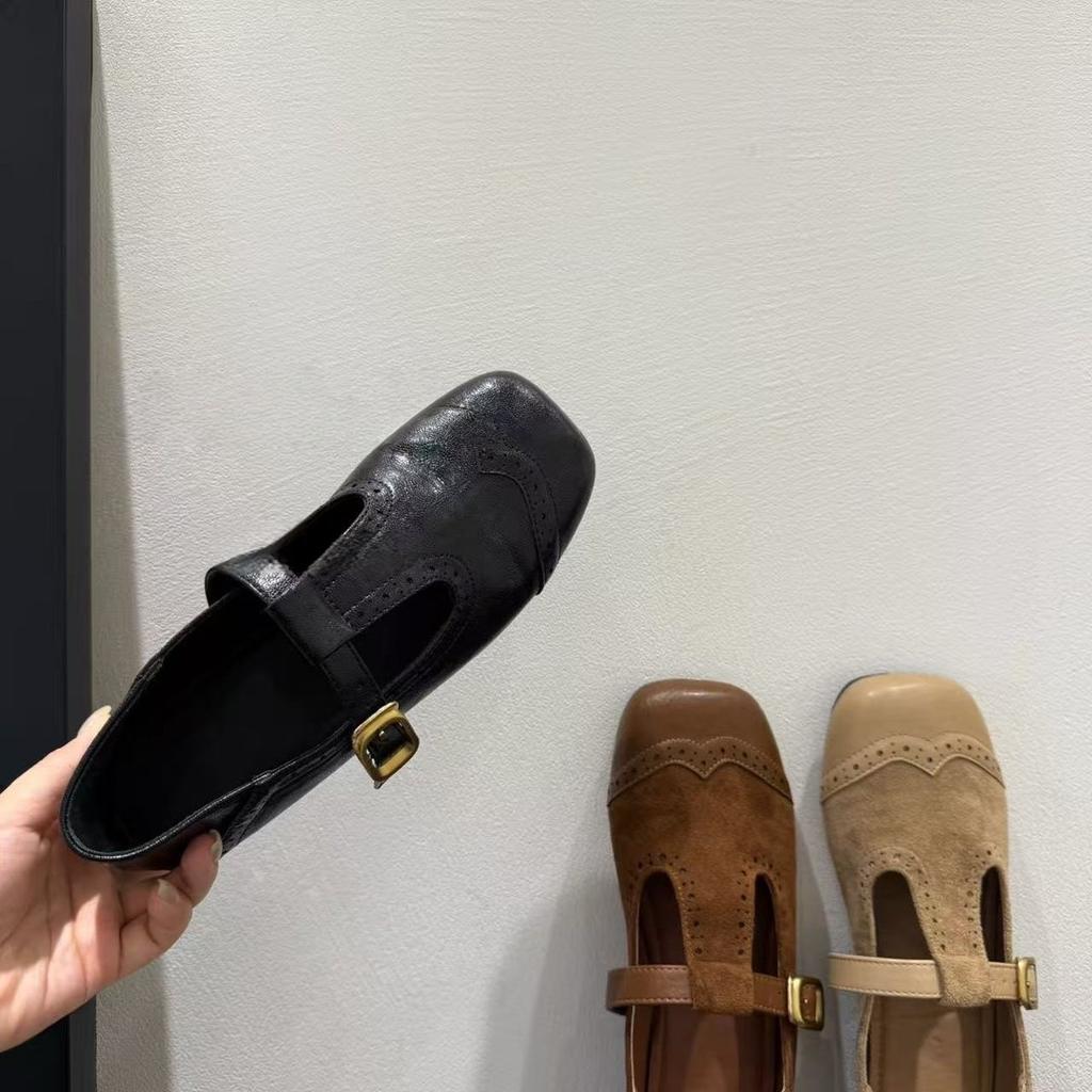 Einzelne Schuhe geschnitzt quadratischer Kopf flache Öffnung flacher Boden kleine Lederschuhe Nischen-Design Herbst