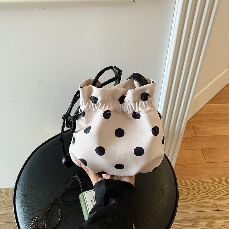 Versatile niche design polka dot drawstring bucket bag women's new commuter bag single shoulder messenger bag
