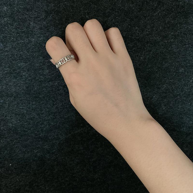 

Классический порт ниша универсальный многослойный круг полая текстура стиль титан сталь покрытая 18 карат золото кольцо для женщин