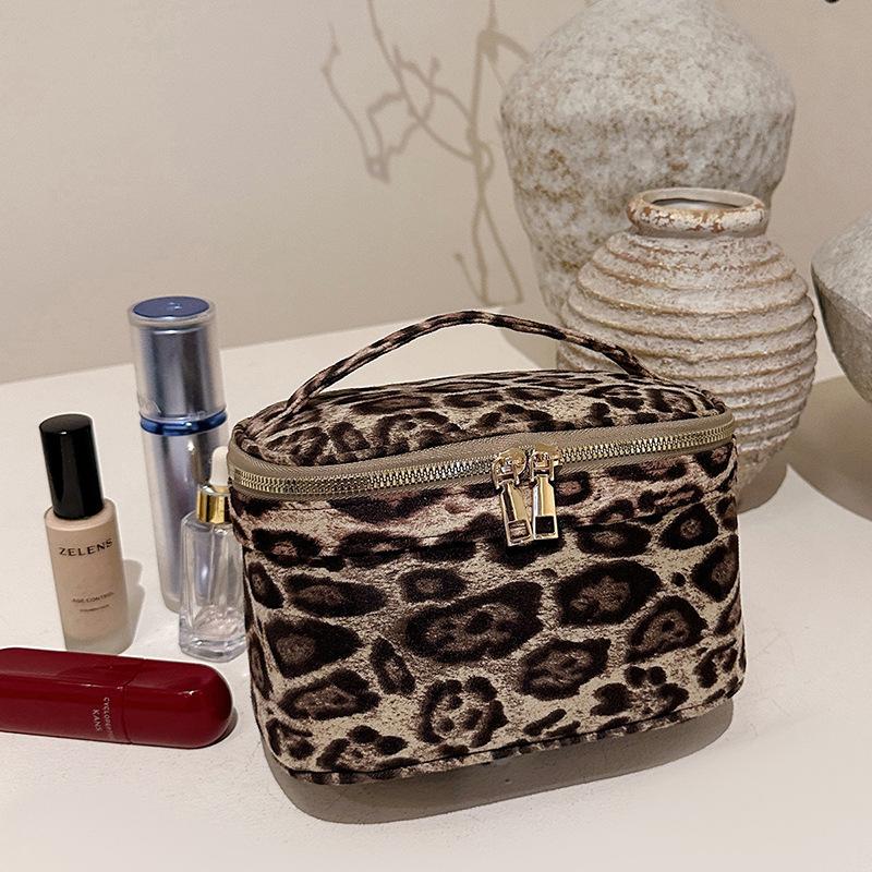 

New Leopard Fur Makeup Bags for Women Soft Travel Cosmetic Bag Organizer Case Lady Girls Make Up Case Necessaries Handbags Case 20x13x12CM белый