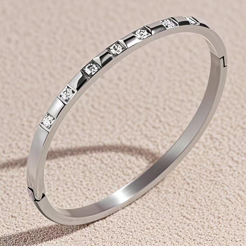 Women s Titanium Steel Diamond-Inlaid Bracelet – Light Luxury, High-End Feel, Shower-Safe, Colorfast Design.