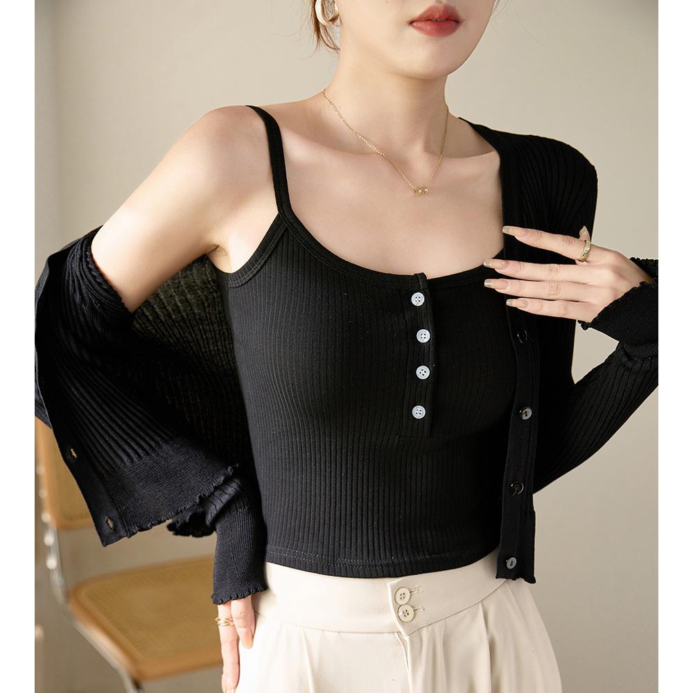 Lusi nosí v létě dámskou krátkou vestu na ramínka z čisté bavlny, sexy top s vysokým pasem odhalující pupík a spodní část.