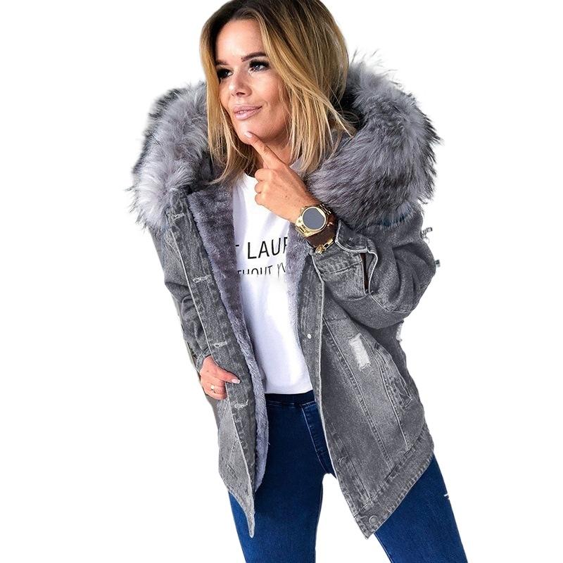 

Женская теплая джинсовая куртка с винтажным меховым воротником и рваными дырками