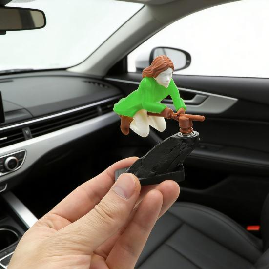 Koště čarodějnice Ozdoba na palubní desku auta Pohybem aktivovaná Driftová dekorace pro fanoušky čarodějnic a kouzelníků Zábavná pohyblivá hračka na čelní sklo