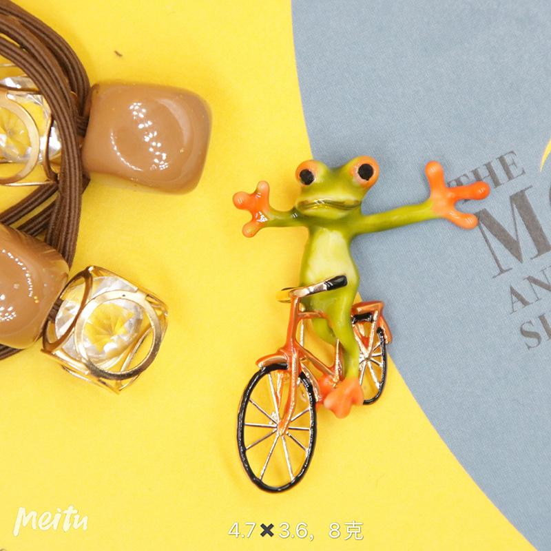 Creative Enamel Female Suit Frog Animal Pin Brooch Fashion Woman School Bag Brooches Accessories
