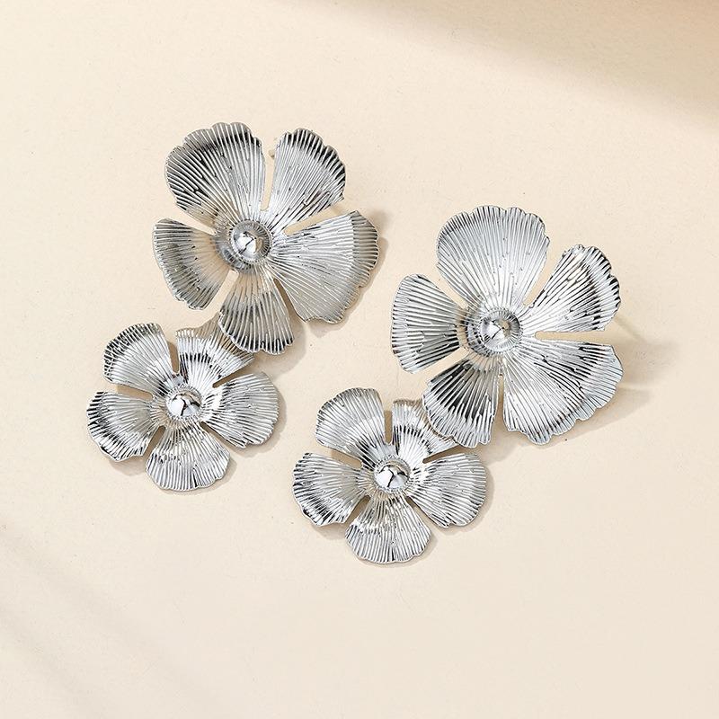 Exaggerated Alloy Pearl Stud Earrings Jewelry Fashion Statement Flower Earrings Niche Women's Earrings