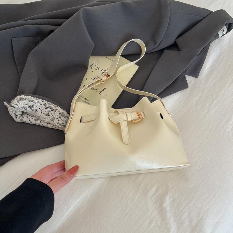 Handbag: Fashionable Commuter Single-shoulder Underarm Bag, Stylish and Unique Bucket Bag