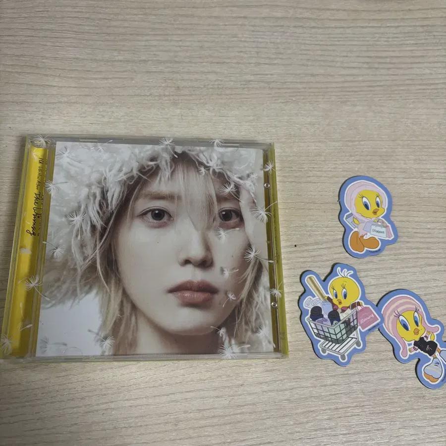 

IU Альбом Холла