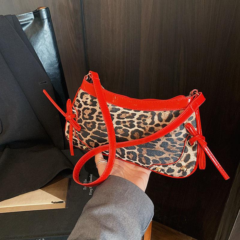 

Premium leopard print bag women 2025 new niche underarm bag women ins retro versatile single shoulder messenger bag women красный