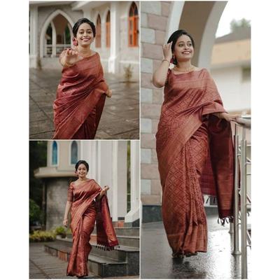 Dieser wunderschöne Saree ist elegant mit wunderschönem solidem Jacquard-Gewebe verziert, das dem Outfit einen perfekten Look verleiht.