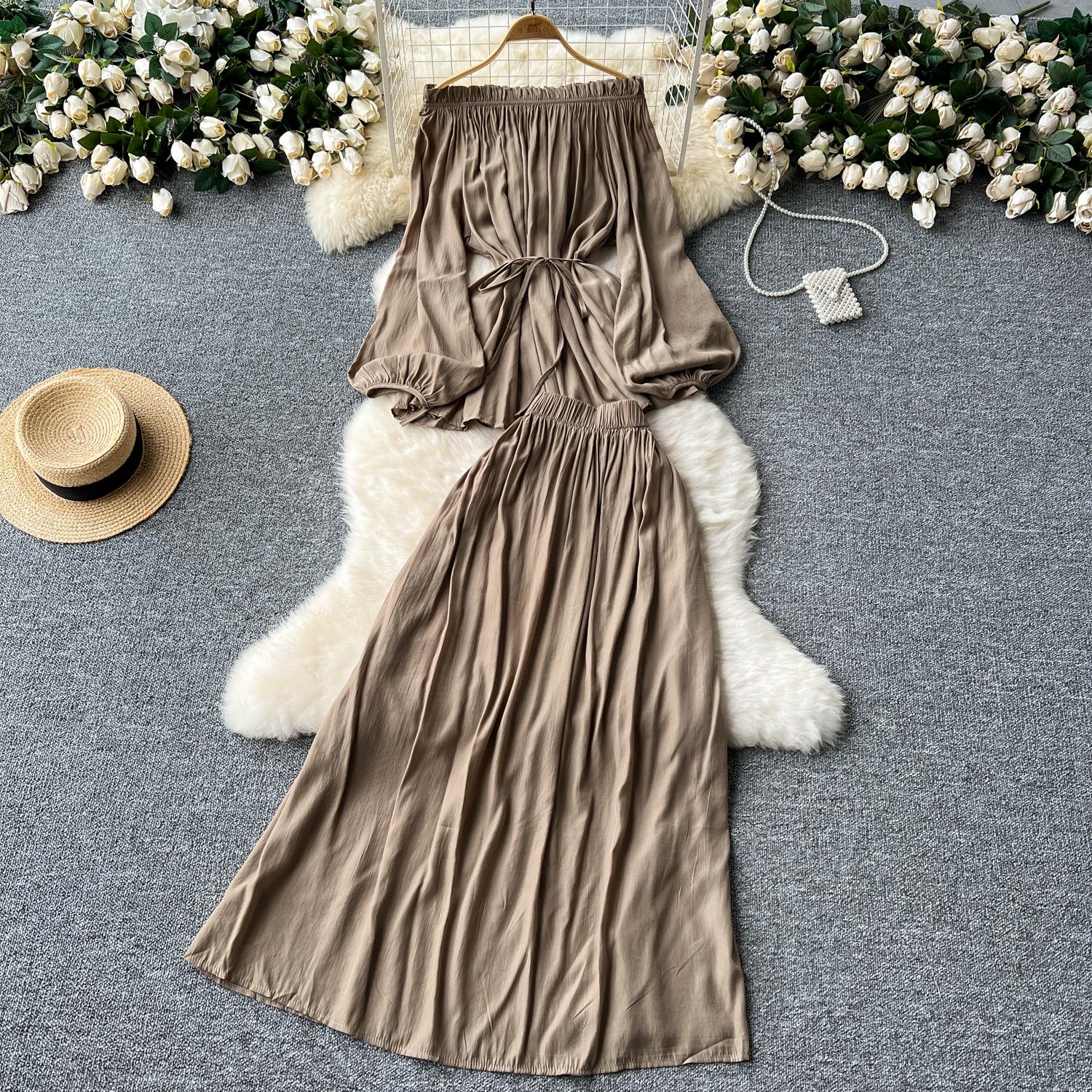 

Нежный женский комплект из двух предметов: топ с открытыми плечами и вырезом-лодочкой, длинный рукав, приталенный топ + юбка с завышенной талией и широким подолом One Size