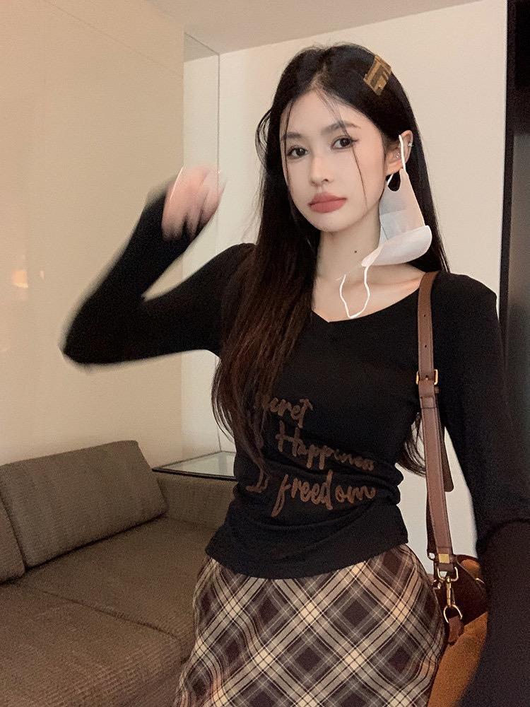 2025 Autumn Korean V-neck Long-sleeve Women's Letter Print Slim-fit T-shirt