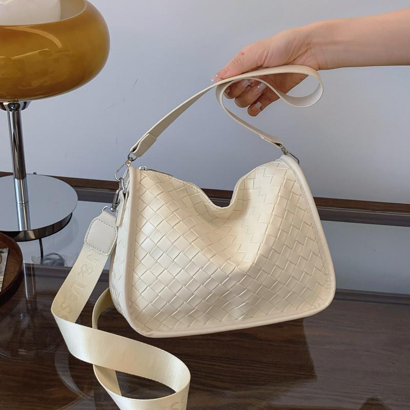 Ielgy Niche Design Woven Messenger Female Bag High-End Trendy Casual Lightweight Ladies Shoulder Bag